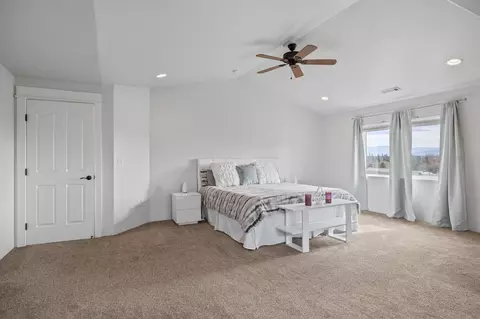Bedroom - 562 N Heights Dr, Eagle Point, OR 97524 photo 7 of 9