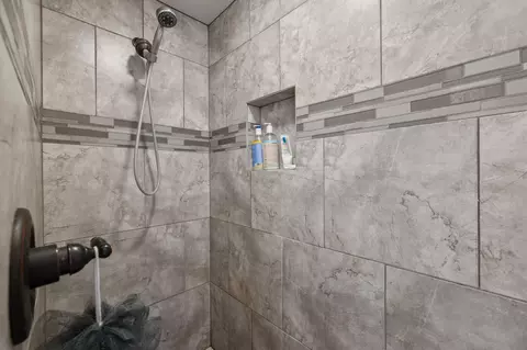 Bath - 562 N Heights Dr, Eagle Point, OR 97524 photo 5 of 6