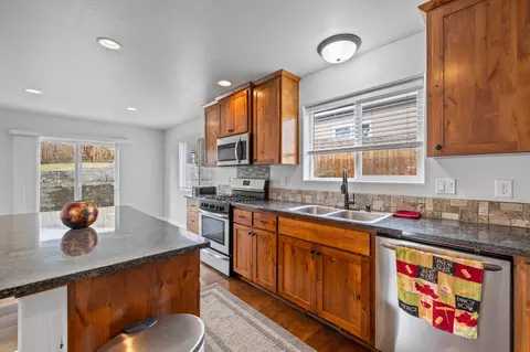 Kitchen - 562 N Heights Dr, Eagle Point, OR 97524 photo 3 of 6