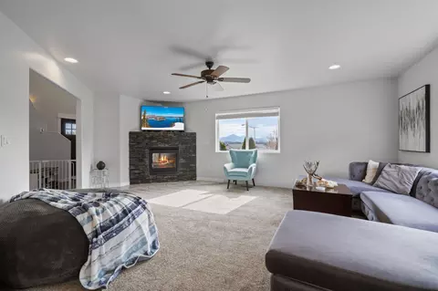 Bedroom - 562 N Heights Dr, Eagle Point, OR 97524 photo 1 of 9