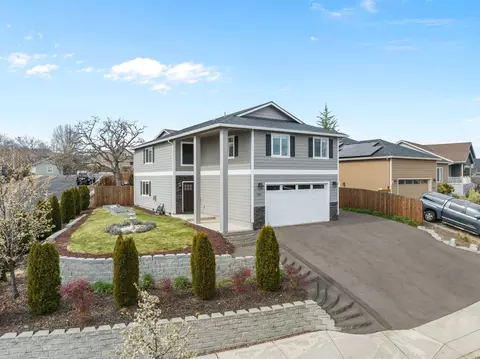 Exterior - 562 N Heights Dr, Eagle Point, OR 97524 photo 1 of 5