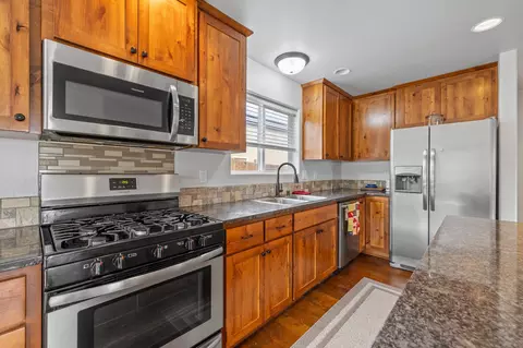 Kitchen - 562 N Heights Dr, Eagle Point, OR 97524 photo 4 of 6