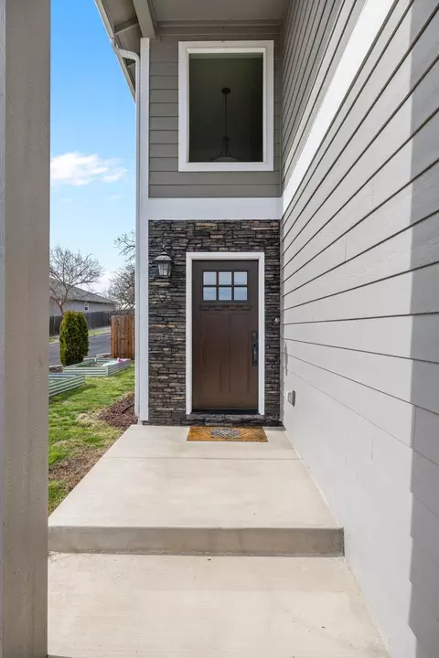 Entry Way - 562 N Heights Dr, Eagle Point, OR 97524 photo 1 of 2