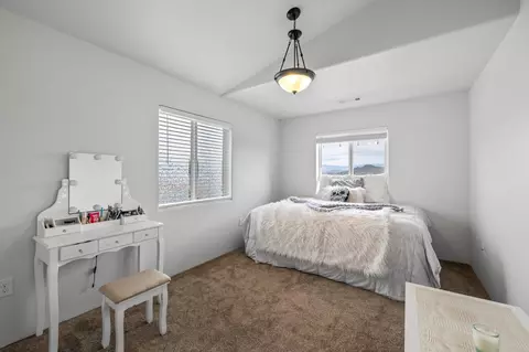 Bedroom - 562 N Heights Dr, Eagle Point, OR 97524 photo 9 of 9
