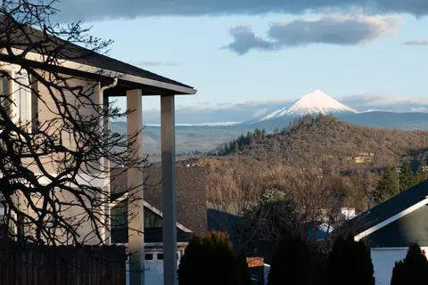 562 N Heights Dr, Eagle Point, OR 97524
