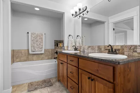 Bath - 562 N Heights Dr, Eagle Point, OR 97524 photo 3 of 6