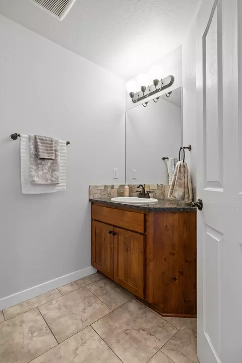 Bath - 562 N Heights Dr, Eagle Point, OR 97524 photo 1 of 6