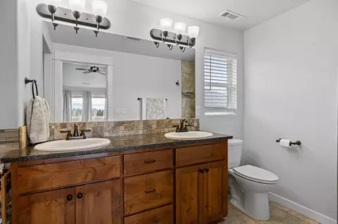 Bath - 562 N Heights Dr, Eagle Point, OR 97524 photo 2 of 6