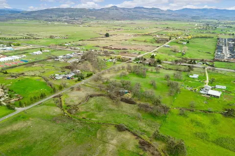 195 W Rolling Hills Dr, Eagle Point, OR 97524 photo 2