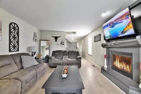 Living - 224 Northview Dr, Eagle Point, OR 97524 photo 2 of 3