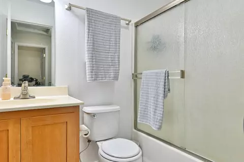 Bath - 224 Northview Dr, Eagle Point, OR 97524 photo 2 of 3