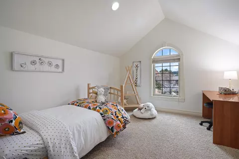 Bedroom - 676 NW Powell Butte Loop, Bend, OR 97703 photo 3 of 7