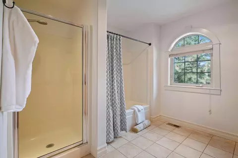 Bath - 676 NW Powell Butte Loop, Bend, OR 97703 photo 7 of 8