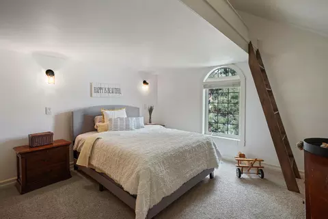 Bedroom - 676 NW Powell Butte Loop, Bend, OR 97703 photo 7 of 7