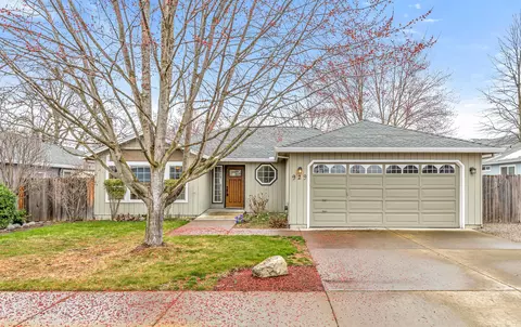 929 Rebecca Dr, Phoenix, OR 97535
