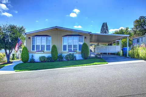 8401 Old Stage Rd #95, Central Point, OR 97502