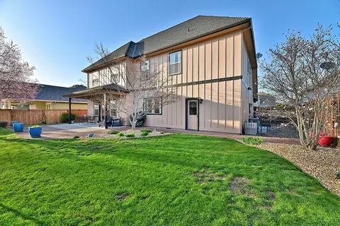 Exterior - 2000 Bluegrass Dr, Central Point, OR 97502 photo 8 of 10