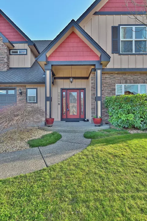 Exterior - 2000 Bluegrass Dr, Central Point, OR 97502 photo 4 of 10