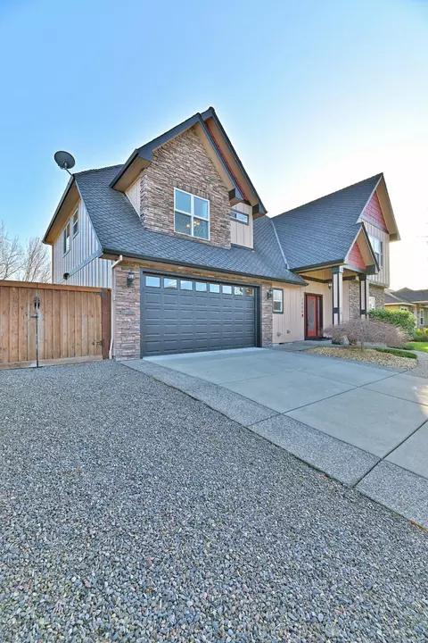 Exterior - 2000 Bluegrass Dr, Central Point, OR 97502 photo 3 of 10