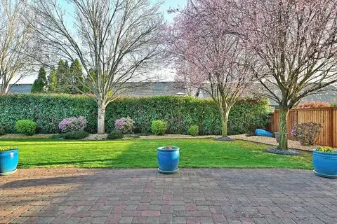 Exterior - 2000 Bluegrass Dr, Central Point, OR 97502 photo 5 of 10
