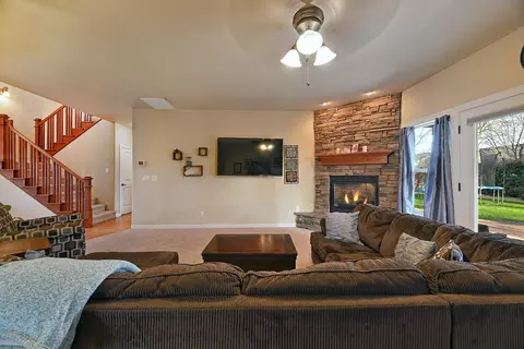 Living - 2000 Bluegrass Dr, Central Point, OR 97502 photo 2 of 3