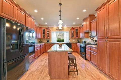 Kitchen - 2000 Bluegrass Dr, Central Point, OR 97502 photo 1 of 6