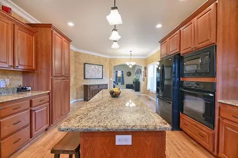 Kitchen - 2000 Bluegrass Dr, Central Point, OR 97502 photo 2 of 6