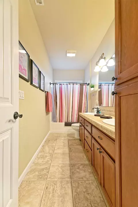Bath - 2000 Bluegrass Dr, Central Point, OR 97502 photo 3 of 3