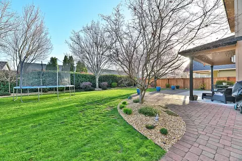 Exterior - 2000 Bluegrass Dr, Central Point, OR 97502 photo 7 of 10