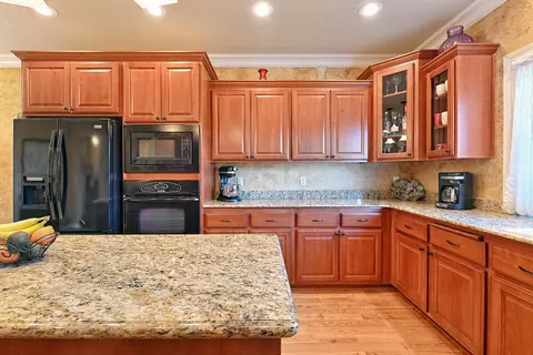 Kitchen - 2000 Bluegrass Dr, Central Point, OR 97502 photo 4 of 6
