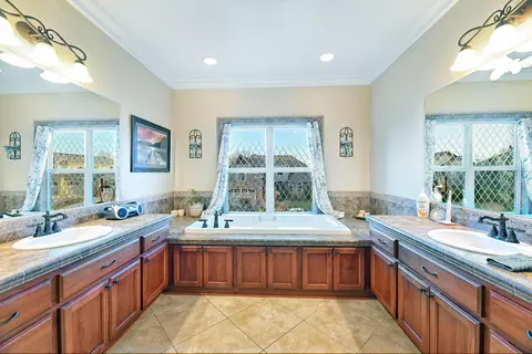 Kitchen - 2000 Bluegrass Dr, Central Point, OR 97502 photo 6 of 6