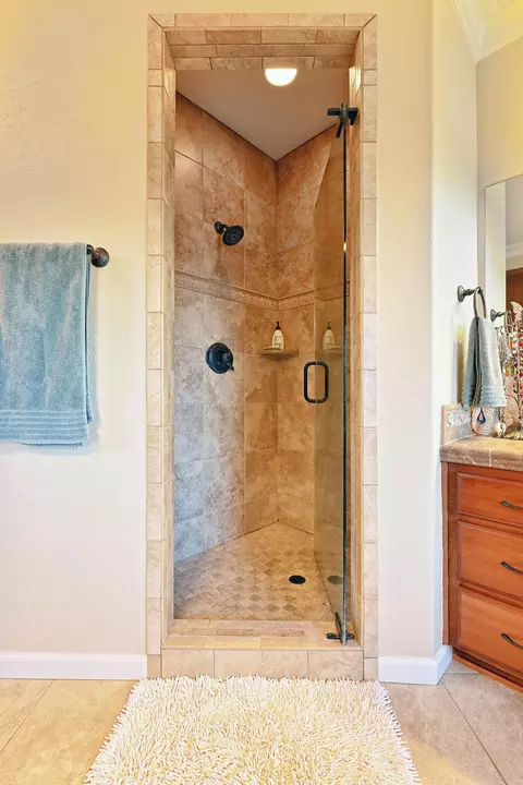 Bath - 2000 Bluegrass Dr, Central Point, OR 97502 photo 2 of 3