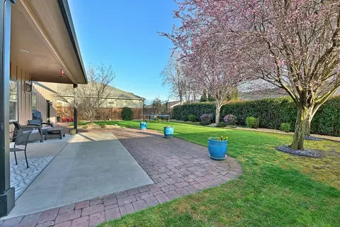Exterior - 2000 Bluegrass Dr, Central Point, OR 97502 photo 6 of 10