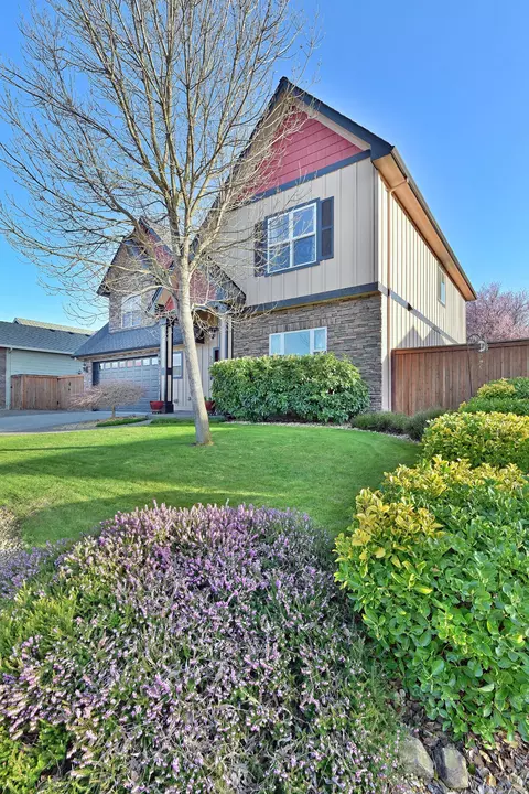 Exterior - 2000 Bluegrass Dr, Central Point, OR 97502 photo 2 of 10