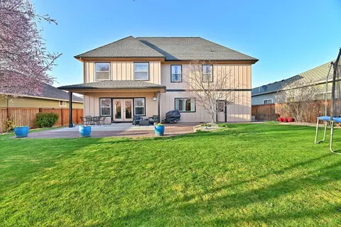Exterior - 2000 Bluegrass Dr, Central Point, OR 97502 photo 9 of 10