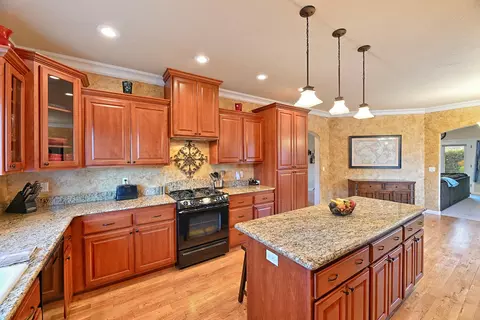 Kitchen - 2000 Bluegrass Dr, Central Point, OR 97502 photo 3 of 6