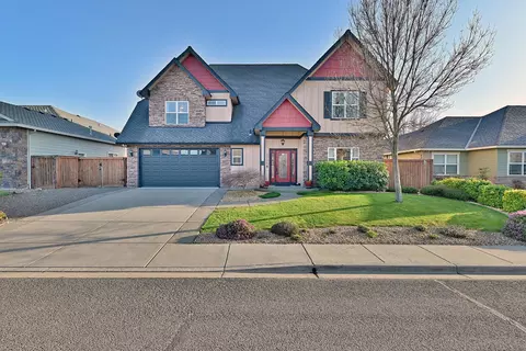 2000 Bluegrass Dr, Central Point, OR 97502