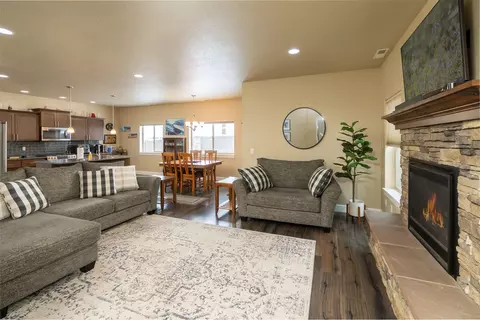 21390 NE Nolan Ct, Bend, OR 97701 photo 2