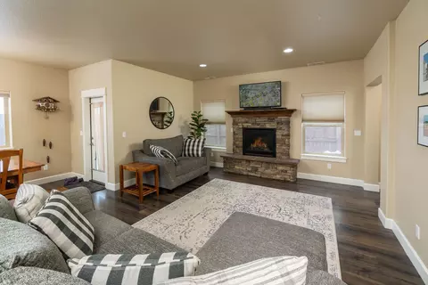 21390 NE Nolan Ct, Bend, OR 97701 photo 3