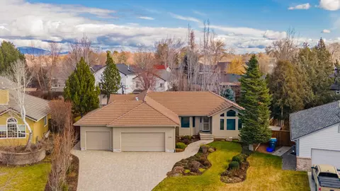 2246 NW Canyon Dr, Redmond, OR 97756