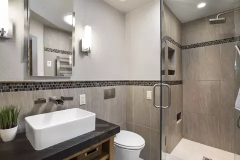 Bath - 60962 Onyx St, Bend, OR 97702 photo 1 of 2