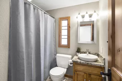 Bath - 60962 Onyx St, Bend, OR 97702 photo 2 of 2