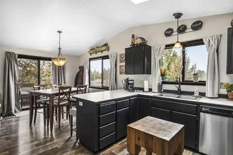 Kitchen - 20515 Bowery Ln, Bend, OR 97703 photo 5 of 6