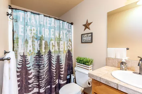 Bath - 15322 Bear St, La Pine, OR 97739 photo 2 of 4