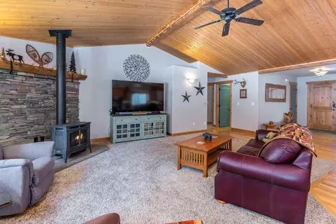 Living - 15322 Bear St, La Pine, OR 97739 photo 3 of 3