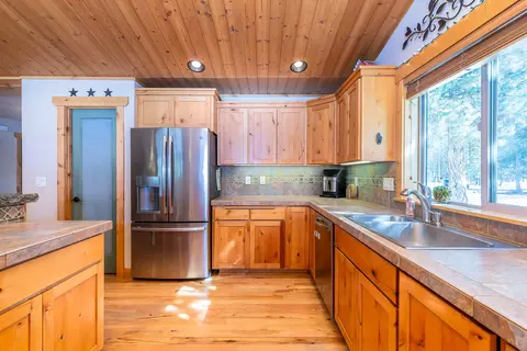 Kitchen - 15322 Bear St, La Pine, OR 97739 photo 1 of 3