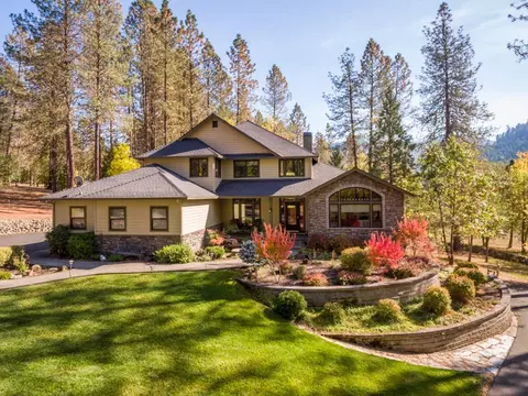 1068 Placer Rd, Wolf Creek, OR 97497