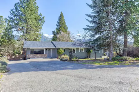235 Larkin Rd, Grants Pass, OR 97527