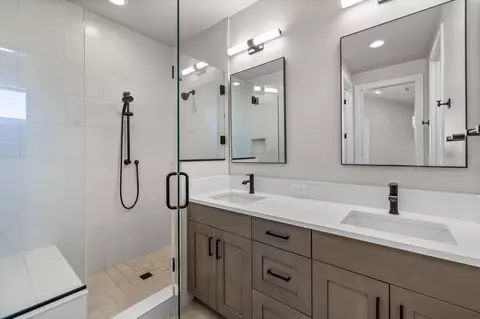 Bath - 61295 Howe Way, Bend, OR 97702 photo 4 of 5