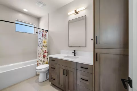 Bath - 61295 Howe Way, Bend, OR 97702 photo 2 of 5